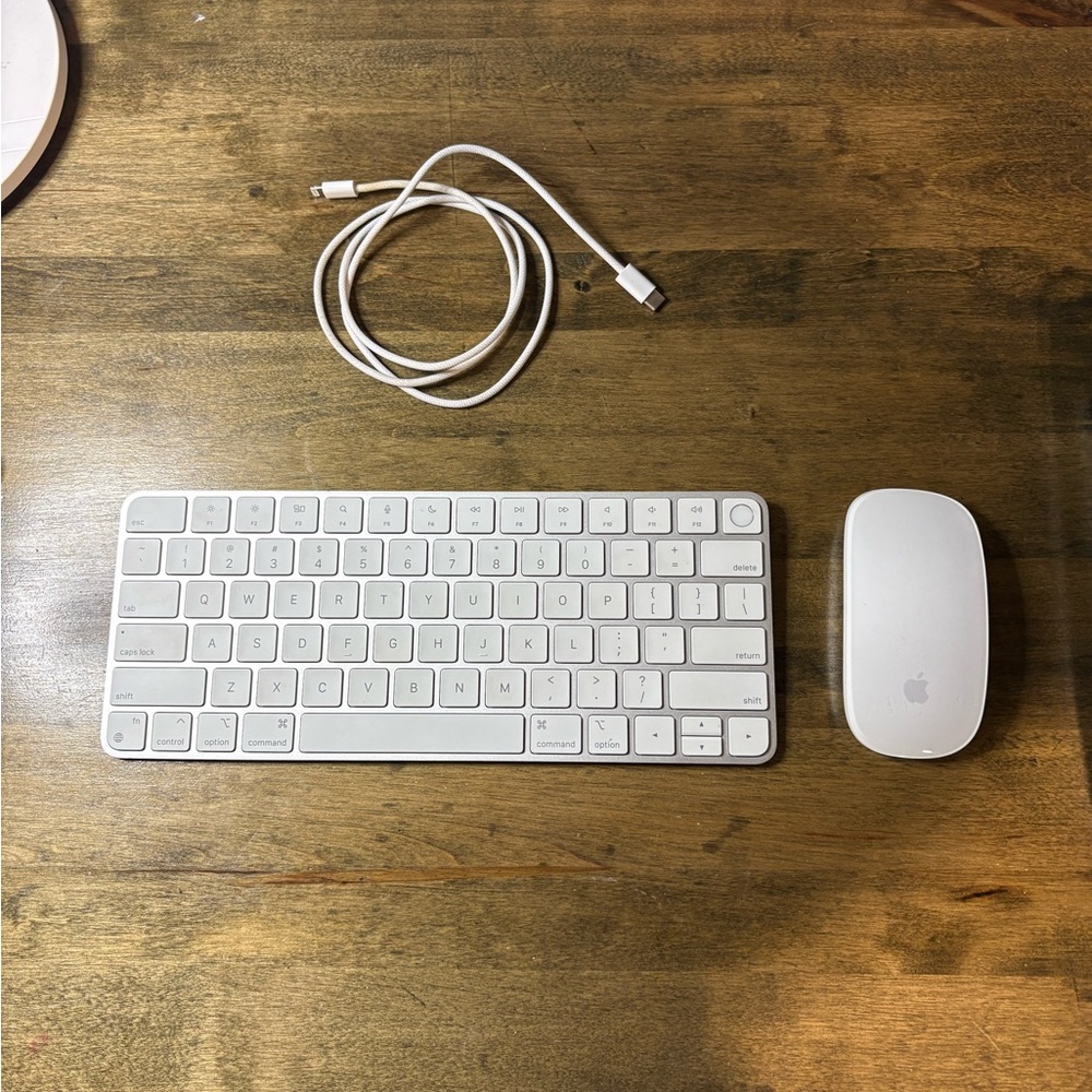Apple bundle keyboard, mouse and charger